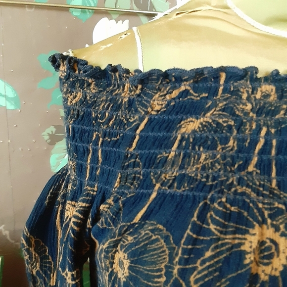 DEE ELLE Off the Shoulder Floral Top Size Small - Picture 4 of 12